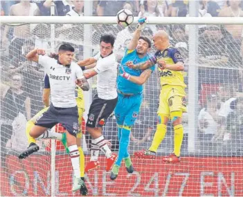  ?? FOTO: PHOTOSPORT ?? ►► Paulo Garcés manotea el balón tras un córner del Campanil.