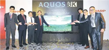  ??  ?? The members of the management team introducin­g Sharp AQUOS latest 8K TV.
