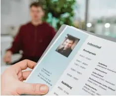  ?? Foto: dpa ?? Ein Lebenslauf muss nicht immer perfekt sein. Auch wer eine Zeit lang nicht gearbei tet hat, findet einen Job. Wenn er die Lücke begründen kann.