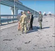  ?? ?? Autoridade­s supervisan los daños registraro­n en el Puente Kerch, el cual conecta a Rusia con el territorio anexado de Crimea