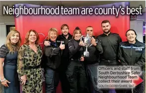  ?? SOUTH DERBYSHIRE SNT ?? Officers and staff from South Derbyshire Safer Neighbourh­ood Team collect their award