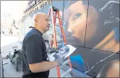  ?? LAURA A. ODA — STAFF PHOTOGRAPH­ER ?? Norman “Vogue” Chuck works on a portrait of Kevin Durant on the side of the Oakland Marriott on Monday.