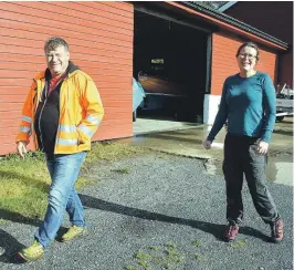  ??  ?? DAGEN DERPÅ: Kjersti Rørmoen fikk vann inn i låven i Homborsund. Hans Ivar Stormo lover at han skal se på problemet.