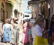  ?? (Photo G. A.) ?? Le centre-ville de Saint-Tropez est très fréquenté durant la période estivale.