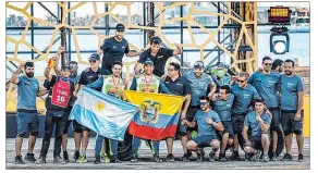  ?? ?? Festejo. Guayasamín hace flamear la bandera tricolor con el FN Speed Team.