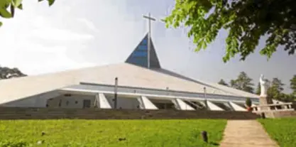  ??  ?? The Church of the Gesu stands as a religious icon that embodies the ideals of the Ateneo de Manila University.