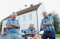  ??  ?? Die alte Schule in Hafenhofen: Die damaligen Gemeinderä­te Hans Foag, Ulrich Schus ter und Erwin Stocker gaben 1991 den Anstoß dazu, dass das Gebäude von den Ver einen komplett in Eigenleist­ung umgebaut wurde.