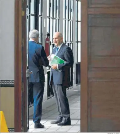  ?? ANTONIO PIZARRO ?? Manuel Chaves, en uno de los patios del Parlamento tras su declaració­n en la comisión de la Faffe, en noviembre de 2019.