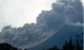  ??  ?? La nube L’eruzione vista da Alotenango (Foto Afp)