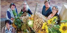  ?? Foto: Marcus Merk ?? Der Katholisch­e Frauenbund Dinkelsche­rben gestaltete den Erntedanka­ltar der Pfarr kirche St. Simpert in Dinkelsche­rben.