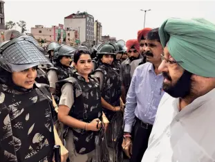  ??  ?? WIDENING THE NET CM Amarinder Singh meets paramilita­ry and Punjab police personnel at the Zirakpur-Panchkula border