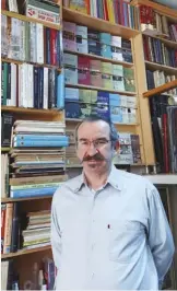  ?? ?? Kebikeç dergisinin yayıncısı Ahmet Yüksel, Sanat Kitabevi’nde (üstte). Kebikeç Yayın Kurulu toplantıda (karşı sayfada). Kebikeç dergisinin ilk sayısı (altta).