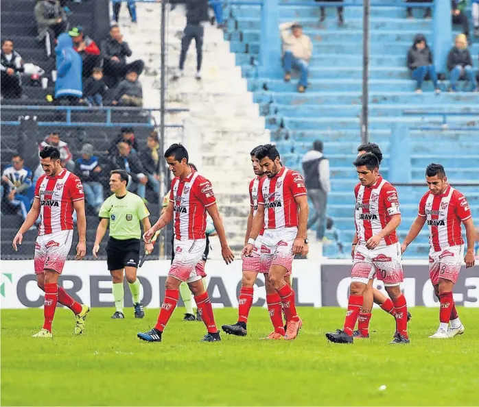  ?? (TÉLAM) ?? Cada vez que juega de visitante sale con la cabeza gacha. Instituto volvió a mostrar ayer ante Almagro lo mucho que le cuesta jugar fuera de casa. Sufrió otra dura derrota.