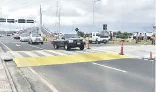  ?? ?? En la zona del puente que une Asunción y Chaco’i se había instalado un reductor de velocidad con paso peatonal, hoy eliminado.
En la noche del miércoles último, varios operarios trabajaron para levantar las “lomadas”. La obra costeó el MOPC.