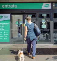  ??  ?? Io resto fuori Da martedì i padroni non potranno più entrare coi cani nei supermerca­ti