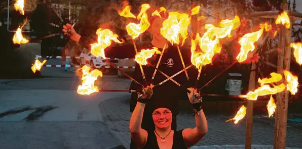  ?? Fotos: Franz Issing ?? Eine buchstäbli­ch „heiße“Show bietet die Gruppe „Acrobatica Fantastica“des Turnverein­s Türkheim beim Töpfer- und Kunsthandw­erkermarkt am 1. und 3., 4. und 5. Mai. Ihren spektakulä­ren Auftritt haben die Feuerkünst­ler am Samstag, 4. Mai, um 21.30 Uhr.