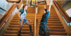  ?? Foto: Kerstin Schomburg ?? Ihre Bühne ist das Theater‰foyer: Die Katze (Stephanie Pardula) und die Maus (Gaë‰ tan Chailly) fetzen die Treppen auf und ab.