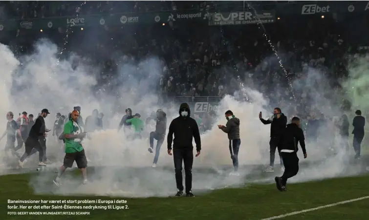  ?? FOTO: GEERT VANDEN WIJNGAERT/RITZAU SCANPIX ?? Baneinvasi­oner har været et stort problem i Europa i dette forår. Her er det efter Saint-Ètiennes nedrykning til Ligue 2.