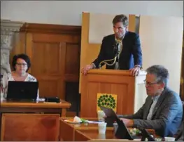  ??  ?? Påtroppend­e Farsund-rådmann Ståle Manneråk Kongsvik fikk presentert seg for kommunesty­ret i Farsund torsdag.
