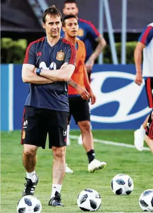  ??  ?? Letzte Trainingse­inheit in Krasnodar: Nach dem Bekanntwer­den seines Wechsels zu Real Madrid war Julen Lopetegui nicht mehr Spaniens Nationaltr­ainer. Foto: imago