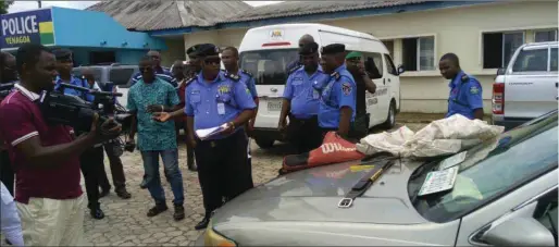  ??  ?? Amba (middle) and his men displaying the stolen Camry during the parade of criminals at the Police Headquarte­rs in Yenagoa