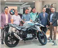  ??  ?? Premios. Los ganadores de la Quiniela de la Jugada Perfecta de Excel Automotriz recibieron sus premios. El primer lugar ganó una motociclet­a BMW G310 GS.