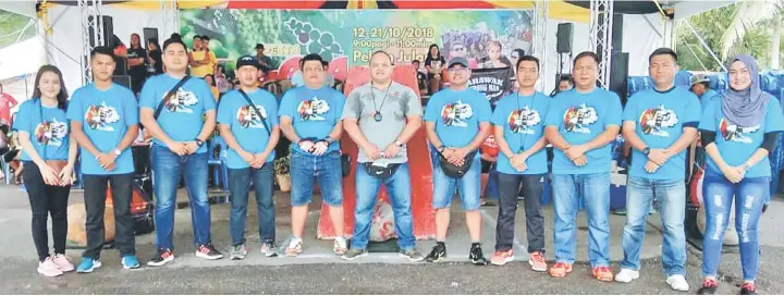  ??  ?? MENARIK: Ricky Poh (enam kanan) merakam kenangan bersama para peserta.