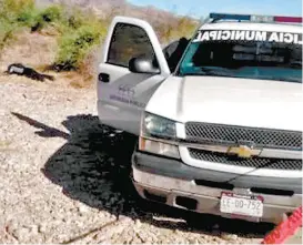  ??  ?? Policías de Chihuahua resguardan el cadáver de un sujeto asesinado.
