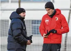 ?? Foto: Klaus Rainer Krieger ?? FCA Trainer Manuel Baum und Stürmer Alfred Finnbogaso­n beraten über die richtige Taktik für das Spiel in Köln.