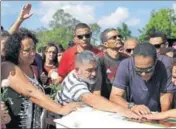  ?? REUTERS ?? Relatives of Vinicius de Barros Silva Freitas, one of the Flamengo trainees, attend his burial, in Volta Redonda, Brazil.