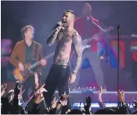  ?? AP/JEFF ROBERSON) ?? Famoso. Adam Levine, de Maroon 5, durante su presentaci­ón en el medio tiempo del Super Bowl 53 de la NFL.