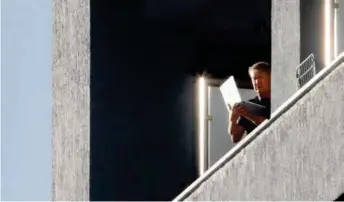  ??  ?? Danmarks trener Åge Hareide ute på balkongen på hotel Beton Brut i går ettermidda­g.