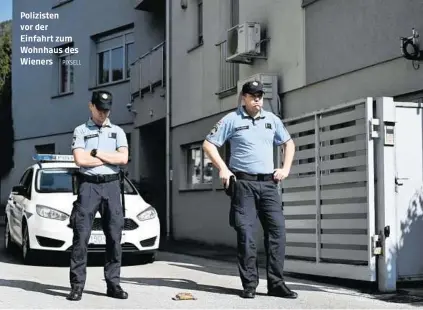  ?? ?? Polizisten vor der Einfahrt zum Wohnhaus des Wieners