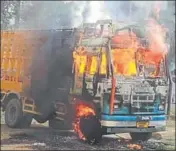  ?? HT PHOTO ?? The truck set on fire by a mob in Hiranagar sub-division of Kathua district on Monday.