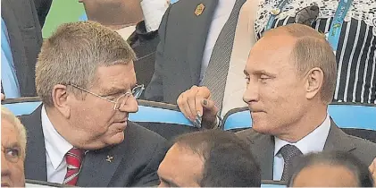  ?? AP ?? Otros tiempos. Thomas Bach (COI) y el ruso Vladimir Putin, cuando estar cerca era muy bueno.