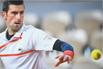  ?? ANNE-CHRISTINE POUJOULAT AGENCE FRANCE-PRESSE ?? Le Serbe Novak Djokovic renvoie la balle à Pablo Carreño Busta au 11e jour du tournoi de Roland-Garros 2020, mercredi à Paris.