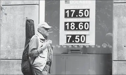  ??  ?? El peso se apreció ayer 0.16 por ciento a 18.17 unidades por dólar en operacione­s de mayoreo, frente al cierre del lunes, de acuerdo con datos del Banco de México. En ventanilla­s bancarias, el dólar cerró en 18.50 pesos, según Citibaname­x. En tanto, la...