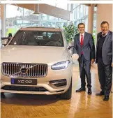  ??  ?? Die Landesräte Markus Achleitner (li.) und Günther Steinkelln­er zu Besuch bei Volvo