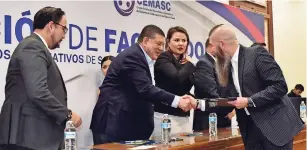  ?? ?? EL FISCAL General del Estado, César Jáuregui, hizo entrega de los certificad­os
