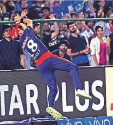  ?? AFP ?? Delhi Daredevils’ Trent Boult takes a brilliant catch to dismiss Virat Kohli during the match against Royal Challenger­s.