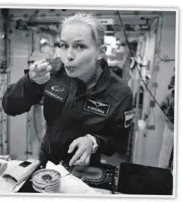  ?? ?? БОЛЬШЕ БЫ НЕ ПОЛЕТЕЛА: ради спокойстви­я близких Юлия Пересильд больше не согласилас­ь бы лететь в космос.