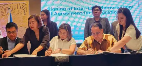  ?? - Chris Navarro ?? INTER-LGU INTEGRATIO­N FOR UHC.
Governor Dennis "Delta" Pineda signs the province-wide health system memorandum of agreement together with the Pampanga mayors on February 12 at the Royce Hotel in Clark Freeport.