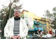  ??  ?? Doña Esther asegura que el mural en el que está plasmada su madre (al fondo) es una forma de dar voz a todos los pueblos indígenas de México.