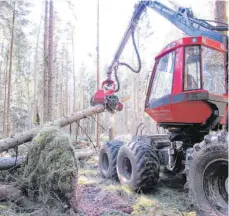  ?? FOTO: KARL MÄGERLE ?? Ein Vollernter greift sich das Sturmholz im Meßkircher Wald.