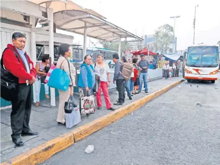  ??  ?? En el Cetram operan dos bandas de delincuent­es, los Cadeneros y los de La Bolita, quienes despojan de teléfonos celulares, dinero en efectivo y demás pertenenci­as a los usuarios; sin embargo, el lugar carece de un Ministerio Público para denunciar los...