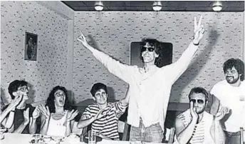  ?? (GENTILEZA ANDY CHERNIAVSK­Y) ?? La original. Spinetta “spamea” alegría ante la prensa, en La Falda ‘86.