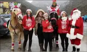  ?? (Photos DR) ?? Les « rennes » avec Manon, Danièle (qui a bichonné les chevaux avec ses couverture­s), Pauline, Olivia, Isabelle et le Père Noël : une belle équipe pour une journée réussie!