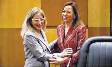  ?? MIGUEL ÁNGEL GRACIA ?? La alcaldesa Natalia Chueca y la concejala de Hacienda, Blanca Solans, tras aprobarse los presupuest­os, ayer.