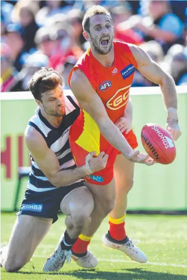  ?? Picture: AAP ?? DURABLE: Michael Barlow of the Suns (right) and Jordan Murdoch of the Cats.