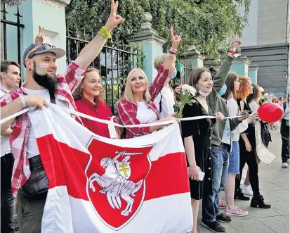  ??  ?? Solidaritä­tskundgebu­ng für die Opposition in Belarus (Weißrussla­nd) vor der Moskauer Botschaft des Landes. Laut Experten beobachtet der Kreml die Ereignisse bei den Nachbarn mit einiger Sorge.